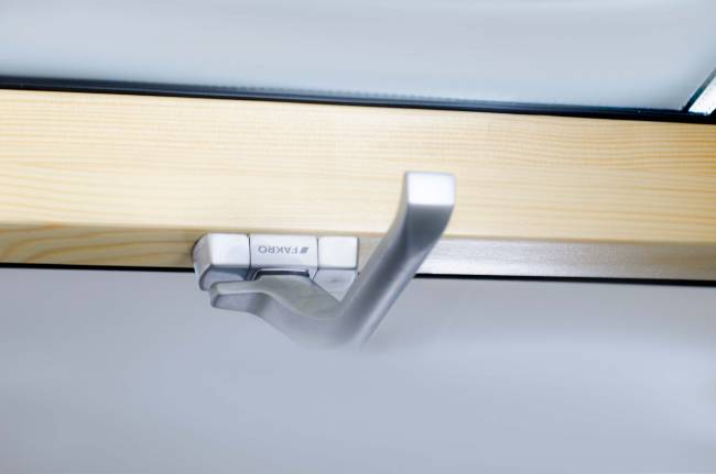 Деревянное мансардное окно FTP-V U5 (CH) со среднеповоротным типом открывания Деревянное мансардное окно FTP-V U5 (CH) со среднеповоротным типом открывания