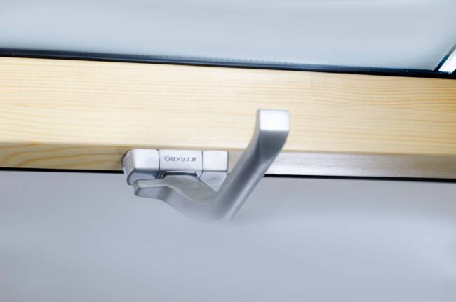 Деревянное мансардное окно FTP-V U5+ (CH) со среднеповоротным типом открывания Деревянное мансардное окно FTP-V U5+ (CH) со среднеповоротным типом открывания