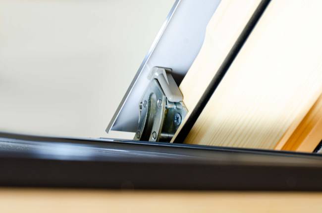 Деревянное мансардное окно FTP-V U5+ (CH) со среднеповоротным типом открывания Деревянное мансардное окно FTP-V U5+ (CH) со среднеповоротным типом открывания